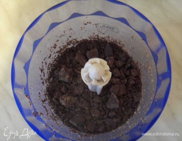 Шоколад измельчить в блендере, чтобы остались кусочки.