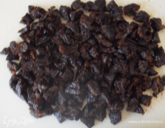 Чернослив порезать на небольшие кусочки.