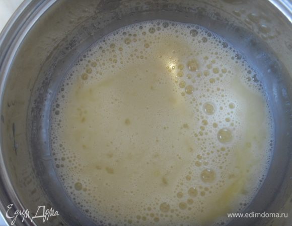 Яйца с сахаром слегка взбить. 