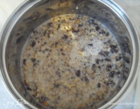 Добавить измельченные орехи, шоколад, и все перемешать.