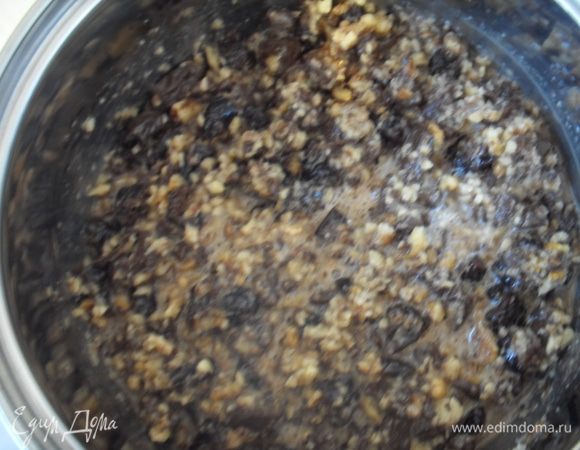 Всыпать чернослив, и еще раз перемешать.