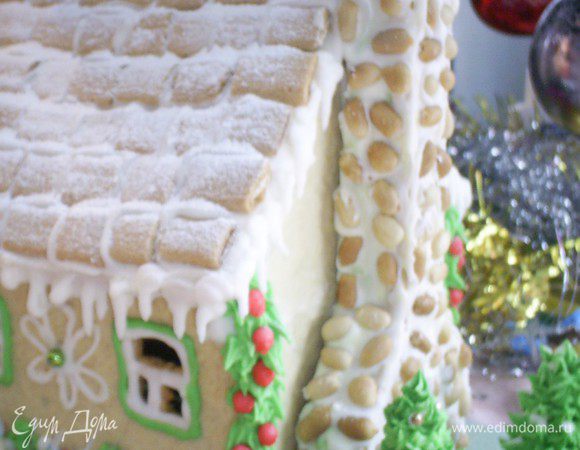 Начинаем сборку со стен и торцов домика. Склеиваем детали по одной, нанося клей на стыки, для дополнительной прочности стыки стен внутри домика можно промазать дополнительно. Если айсинг будет плохо приставать к деталям, можно их слегка смочить кисточкой водой или водкой. Но не перестарайтесь) Ждем и придерживаем детали, пока глазурь схватится. Крышу клеим в последний момент, когда стены хорошо просохнут. Ее необходимо держать дольше, чтоб не уехала)))
Все три детали дымохода склеиваем между собой, когда домик основательно просохнет, приклеиваем его к торцу дома. Обмазываем его айсингом и облепливаем половинками поджаренного и очищенного арахиса, имитируя каменную кладку.