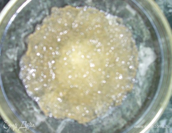 Желатин замочить в 100 г холодной кипяченной воды.