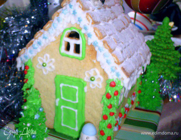 Последний штрих - это водрузить наше строение на красивый поднос или подставку. Я сделала композицию, используя елочки из айсинга и мастичного снеговичка. Теперь можно вздохнуть с облегчением. Веселых вам праздников и прекрасного настроения.