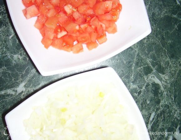 Лук очистить, мелко нарезать. С помидора снять кожицу, нарезать кубиками.