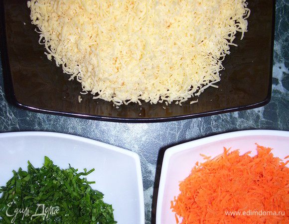Сыр натереть на мелкой терке. Зелень измельчить. Морковь очистить, натереть на мелкой терке.