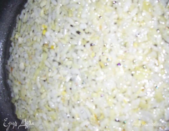 Лук обжарить на растительном масле.