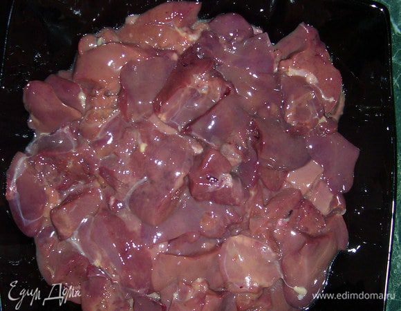 Печень промыть, крупно нарезать.