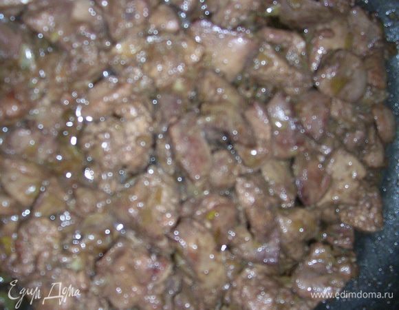 К луку добавить печень, посолить, поперчить, довести до готовности, как немного остынет, измельчить блендером.