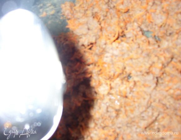 Желатин растопить. Печень и морковь смешать, добавить половину желатина, размешать.