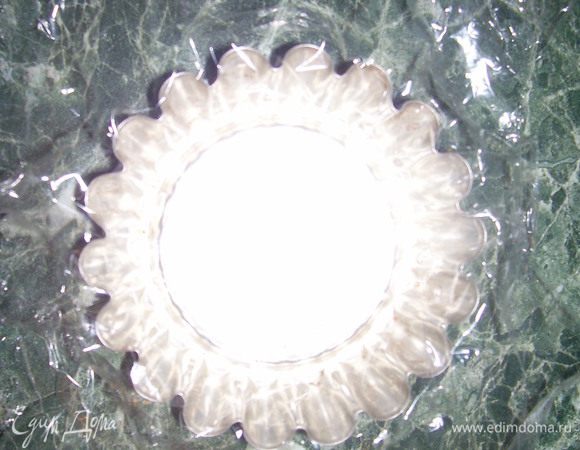 Форму выстелить пищевой пленкой.