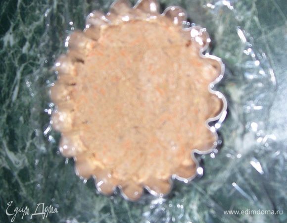 Выложить немного печеночной массы.