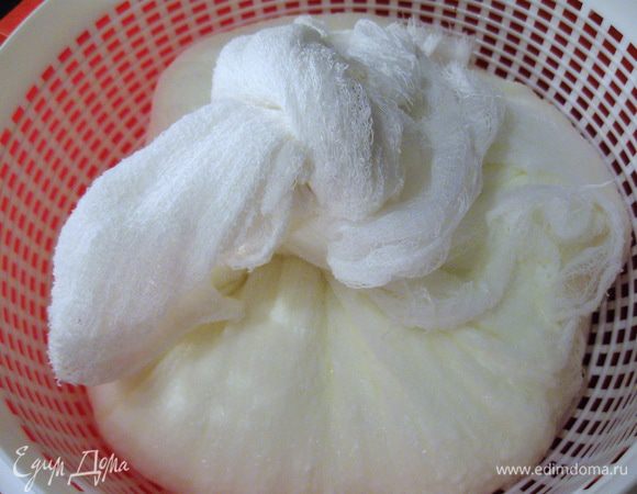 Завязываем концы марли узлом. Упаковываем всю эту конструкцию в пленку или п/э. пакет и ставим в холодильник. Срок выдержки в холодильнике 12-24 ч. Чем дольше будет находиться наш творожный сыр на выдержке, тем он будет плотнее.