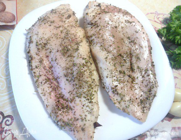 Мясо натереть травами, солью и перцем. Убрать в холодильник.