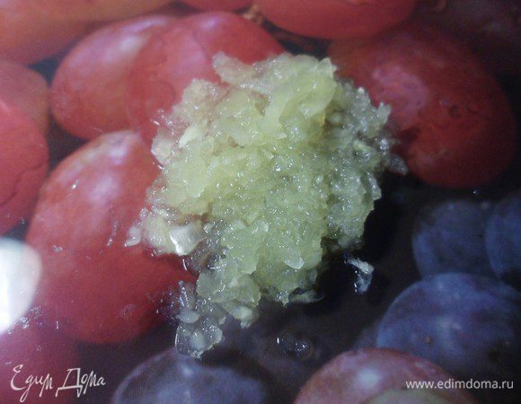 Измельчить 4 зубчика чеснока.