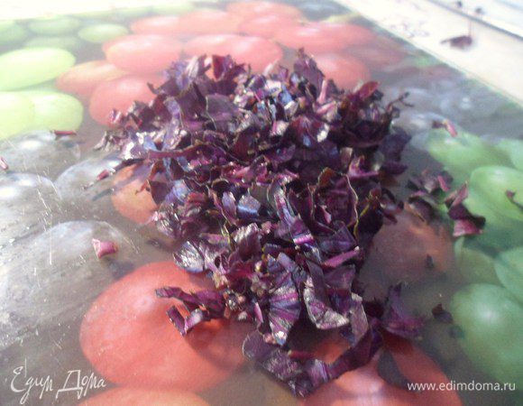 Мелко нарезать несколько веточек базилика.