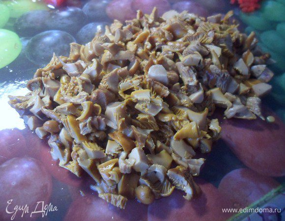 Мелко нарезать грибы.