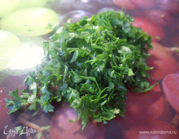 Измельчить петрушку.