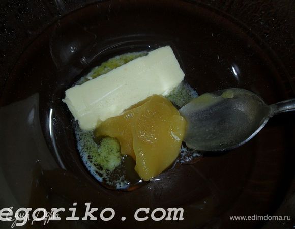 Способ приготовления:
 Натираем фундук на мелкой терке.
 На водяной бане смешиваем сливочное масло, мед, тертый фундук, ванильный сахар, щепотку соли и сахар, помешивая до однородной массы.