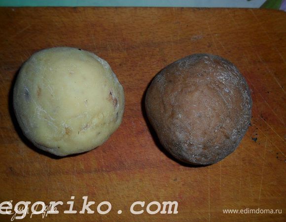 Добавляем яйцо и постепенно муку постоянно перемешивая.
 Готовое тесто делим на две части и к одной из них добавляем какао замешивая до коричневого цвета. Оба шара теста помещаем в холодильник на 40 минут.
