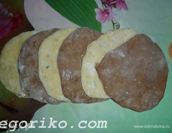 Раскатываем их и в нахлест складываем друг на друга.