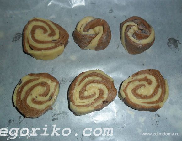 Выкладываем на пергаментную бумагу и ставим в разогретую при 200 гр. С. духовку на 15-20 минут. После оставляем печенье в духовке на 15 минут.
Приятного аппетита и хорошего настроения.