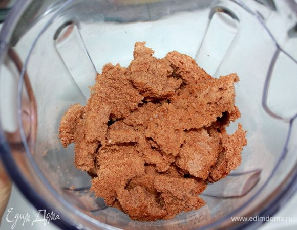 Приготовить бисквит: Яйца взбить около минуты на максимальной скорости миксера, постепенно добавляя сахар, взбивать около 10 минут до белой и воздушной массы. Муку заранее просеять два раза. Смешать муку с разрыхлителем, какао и солью. В три этапа ввести муку к яйцам, перемешивая лопаткой снизу вверх. Молоко с маслом нагреть, чтобы растопить сливочное масло. В три этапа влить молоко в тесто (получается средней густоты). Выложить в форму и выпекать 25-30 минут в разогретой духовке 175 градусов. Готовый бисквит остудить. 