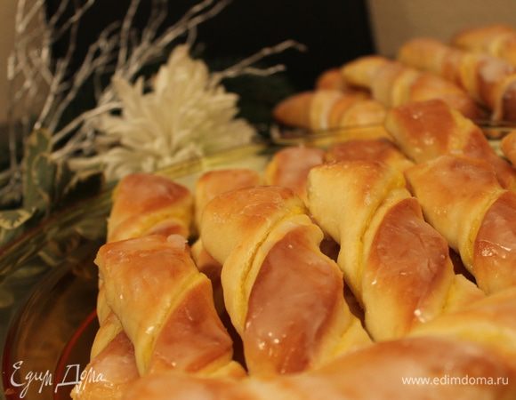 Замесить тесто безопарным способом, поставить его  на 1 час в тёплое место, чтобы тесто поднялось.
В это время делаем  начинку:
Варим пудинг как написано на упаковке, но берем на 750 мл молока 2 упаковки. Даем ему остыть.
Когда тесто будет готово, берем его и раскатываем  большой пласт, желательно прямоугольной формы, примерно 7 мм толщиной. В середину пласта кладем наш пудинг, намазываем его, посередине,  затем накрываем одну сторону пласта  и на него  другую. Внахлест, получается прямоугольник. Его слегка прокатаем скалкой и  режем на полоски примерно шириной 3-4 см. Каждую полоску с обеих сторон прокрутить. Получатся такие завитушки.  Вертуны наши выкладываем на противень. Ставим их  в слегка тёплую духовку 40-50°C на минут 15-20. Они слегка подымаются, подойдут как бы. Далее прибавляем мощность до 200 гр. и выпекаем еще 20 минут.
Готовим нашу  обмазку: разведем сах. пудру с 2 ст.л. воды  чтобы получилась не густая масса.
Когда вертуны наши будут готовы, даем слегка  остыть и поливаем их хаотично. Приятного чаепития!!!