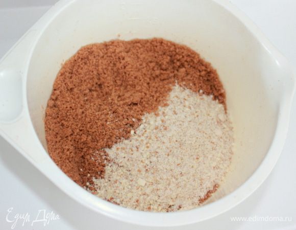 Настоятельно советую выдержать бисквит после выпечки 12-24 часа.  Если оставляете бисквит на ночь, обязательно уберите его в пакет, когда остынет. На следующий день измельчите в комбайне в мелкую крошку наломанный бисквит и орехи (бисквит не должен быть сухим!!!). Пересыпьте крошку в большую миску. 