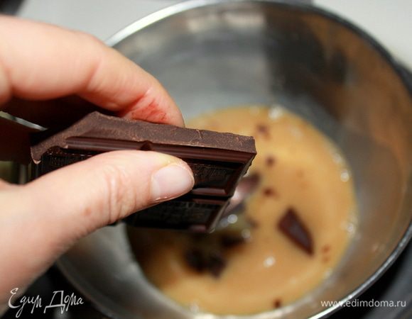 Приготовьте крем. Насыпьте в кастрюльку сахар, добавьте сливки и нагрейте до растворения сахара. Добавьте наломанный шоколад и размешайте до растворения шоколада. Остудите до комнатной температуры!!! 