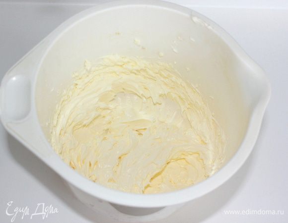 Взбейте масло до посветления. 