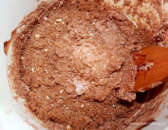 Крем смешайте с крошками в густую однородную массу. 