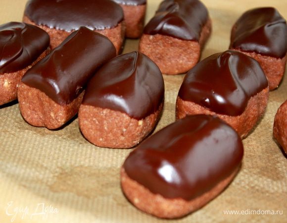 Глазурь: Растопите шоколад с маслом, медом и сливочным маслом, окунайте в смесь пирожные и укладывайте на бумагу для выпечки. 