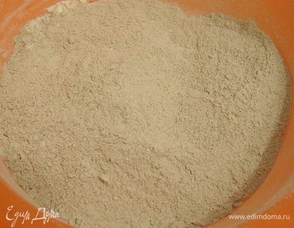 Смешать муку, сахар, разрыхлитель, соду, какао, растворимое кофе.