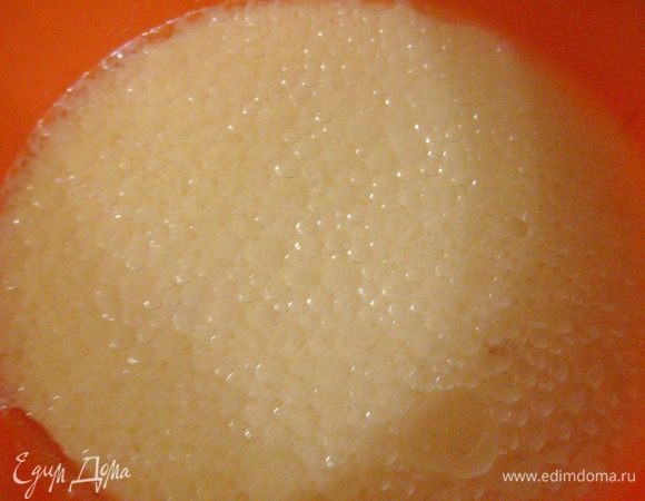 Яйца перемешать венчиком. Добавить молоко и растительное масло.