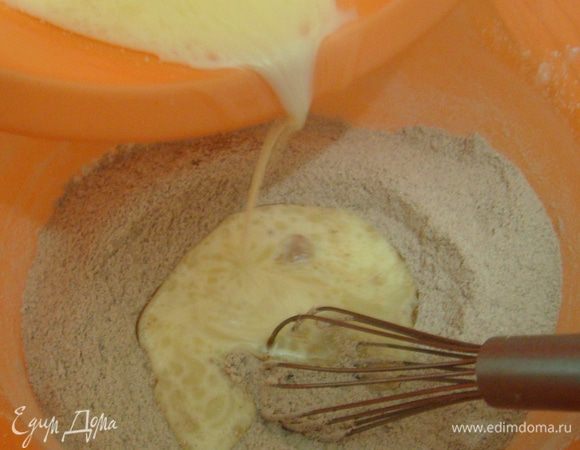 В сухую смесь добавить яично-молочную и венчиком перемешать.