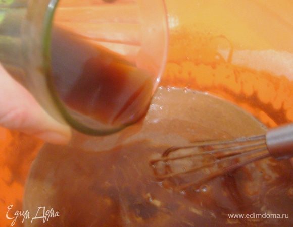 Сварить кофе (я использовала натуральный молотый кофе), но можно использовать и растворимый, главное чтобы кофе был очень горячий (кипяток). Добавить его в тесто и быстро перемешать.