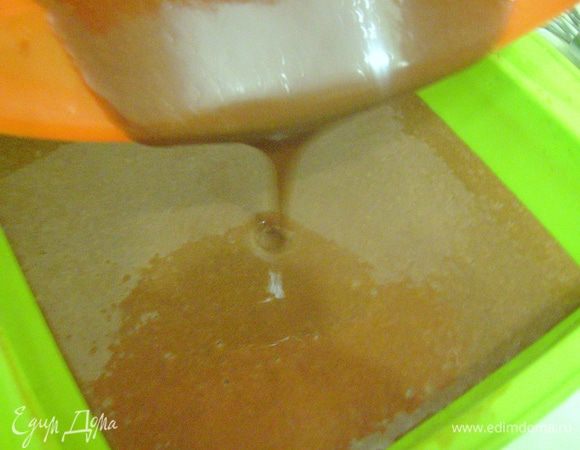 Перелить тесто в форму и выпекать в разогретой до 220 градусов духовке. Через 5 минут температуру уменьшить до 180 градусов. Выпекать 35-40 мин. Бисквит охладить, разрезать на необходимое количество коржей (в зависимости от желаемой толщины коржей).