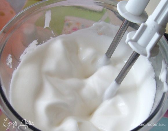 Взбить сливки до устойчивой пены. Аккуратно ввести в сливки сырно-шоколадную смесь и аккуратно перемешать (крем должен получится воздушный, слегка похожий на мусс).