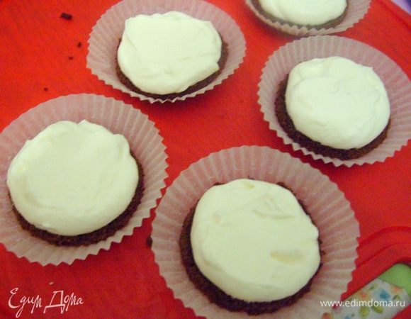 Сверху на бисквит положить крем, далее снова бисквитный корж и крем (можно сделать пирожное из трех коржей, все зависит от толщины коржа). Разровнять крем и поставить пирожные в холодильник на пару часов, а лучше на ночь. А с утра с чашечкой кофе порадовать себя и близких))