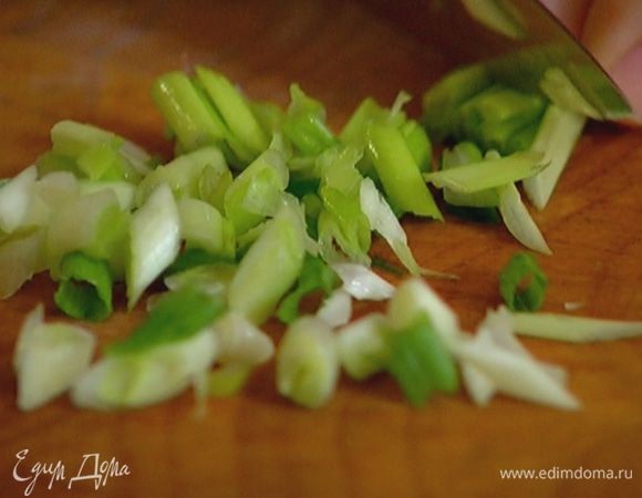 Зеленый лук нарезать.