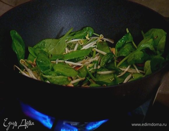 Добавить ростки сои и шпинат, дать шпинату «поплыть». 