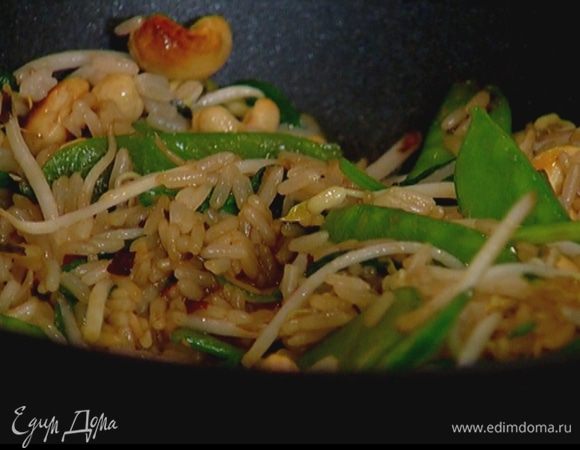 Добавить в сковороду соевый соус и перец чили, перемешать.