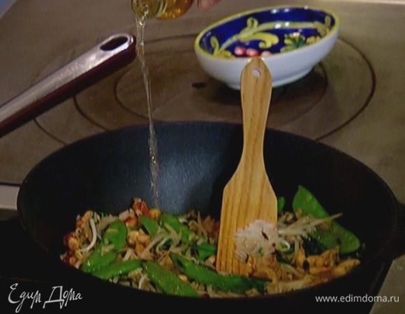 Влить рисовый уксус, перемешать и выключить огонь.