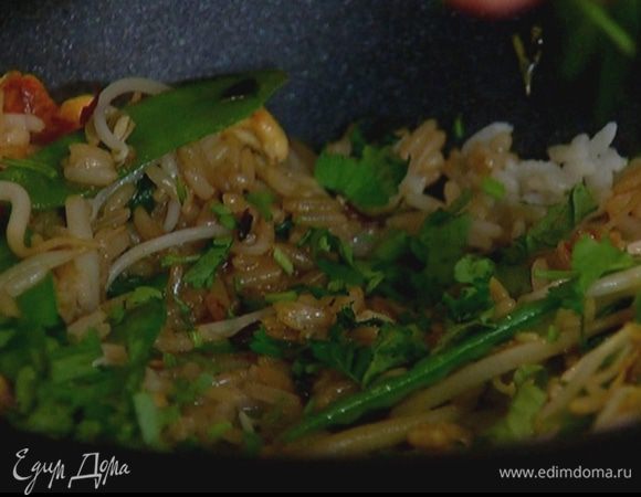 Кинзу мелко порезать и посыпать готовый рис.