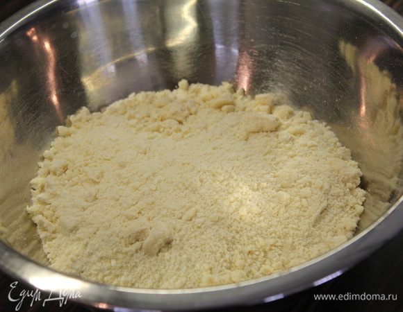 Положите в блендер муку и сливочное масло и порубите на высокой скорости до крошки.