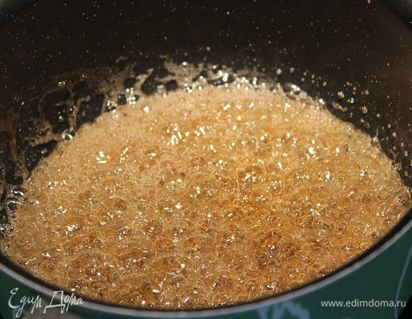 Для карамели - смешайте сахар и воду в кастрюльке и нагревайте до кипения. Держите до тех пор, пока сироп станет густым, начнет темнеть и поменяет цвет на янтарно-желтый... 