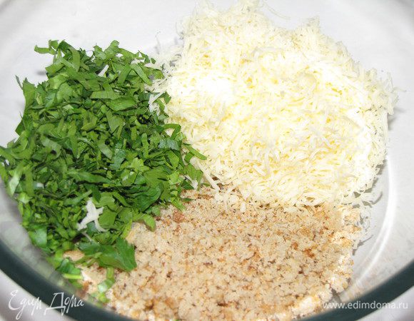 Добавить тертый сыр и рубленую петрушку, посолить, поперчить. Хорошо перемешать. 