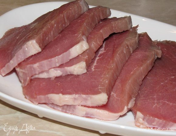 Говядину порезать тонкими ломтиками, толщиной примерно 0,5 см. Каждый кусочек положить под пленку и хорошо отбить.