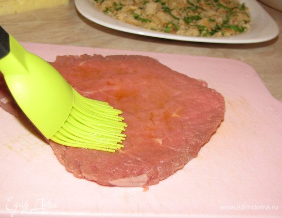  Мясо смазать со всех сторон оливковым маслом и обвалять в панировке.